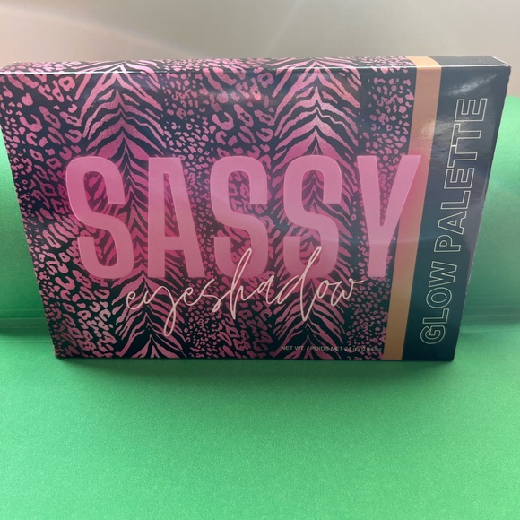 SASSY JONES EYESHA GLOW PALETTE - Picture 2 of 10